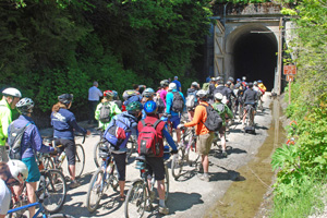 Buzz_0613Bikers-at-Hyak-tunnel